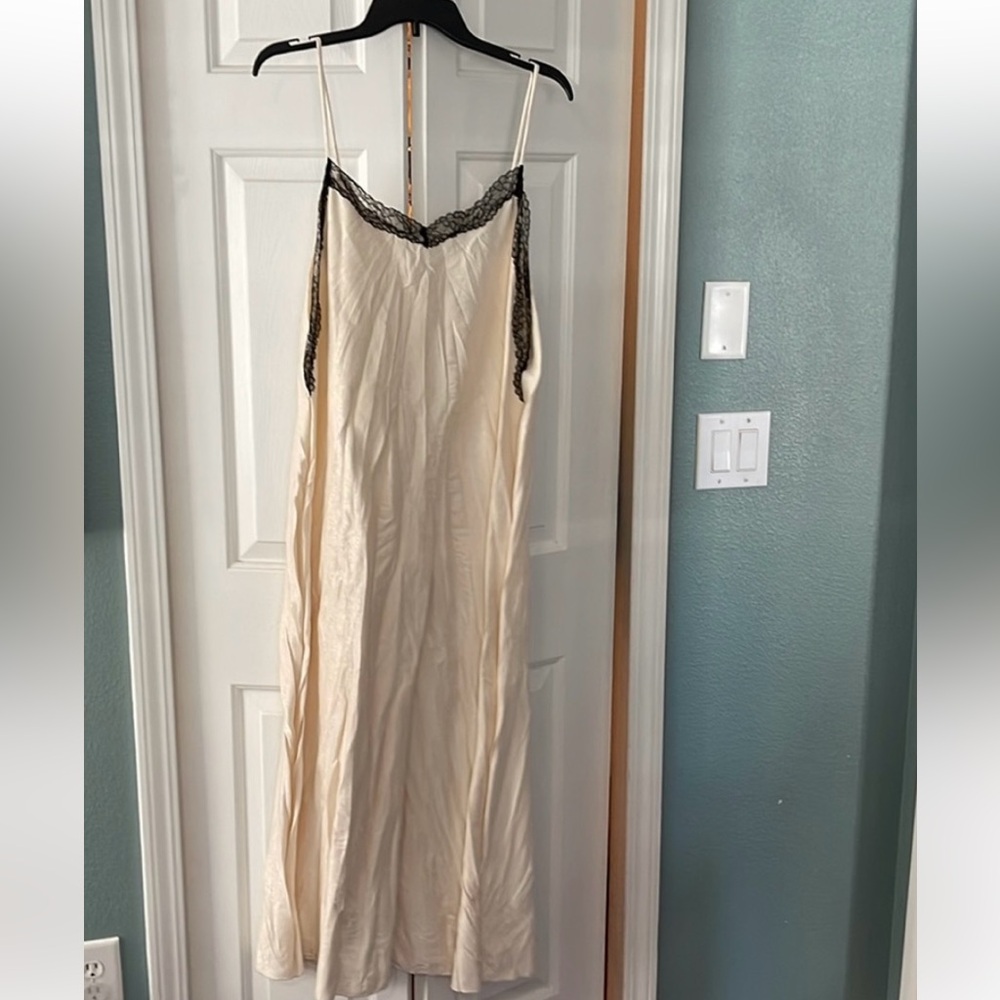 Wrinkled Effect Dress w/ Lace Trim